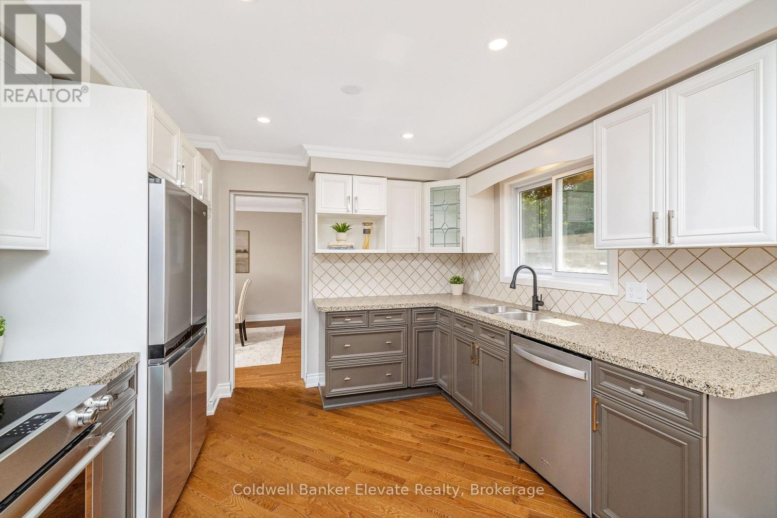 1677 Sherwood Forrest Circle, Mississauga, ON - Indoor Photo Showing Kitchen With Upgraded Kitchen