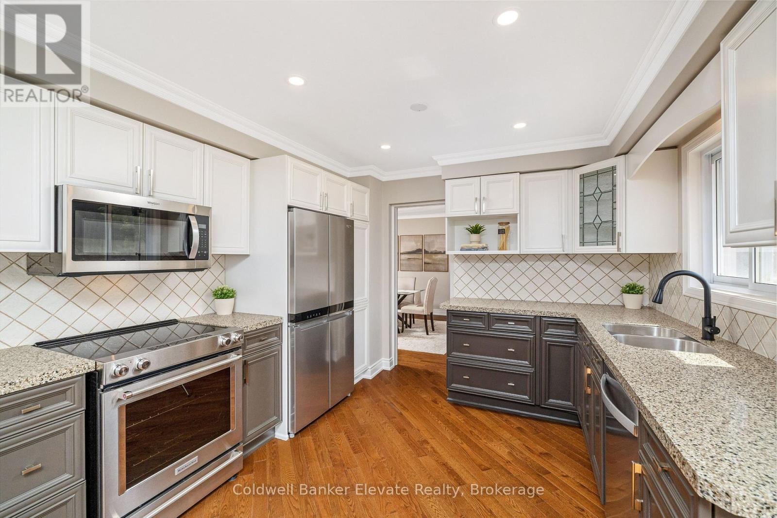 1677 Sherwood Forrest Circle, Mississauga, ON - Indoor Photo Showing Kitchen With Double Sink With Upgraded Kitchen
