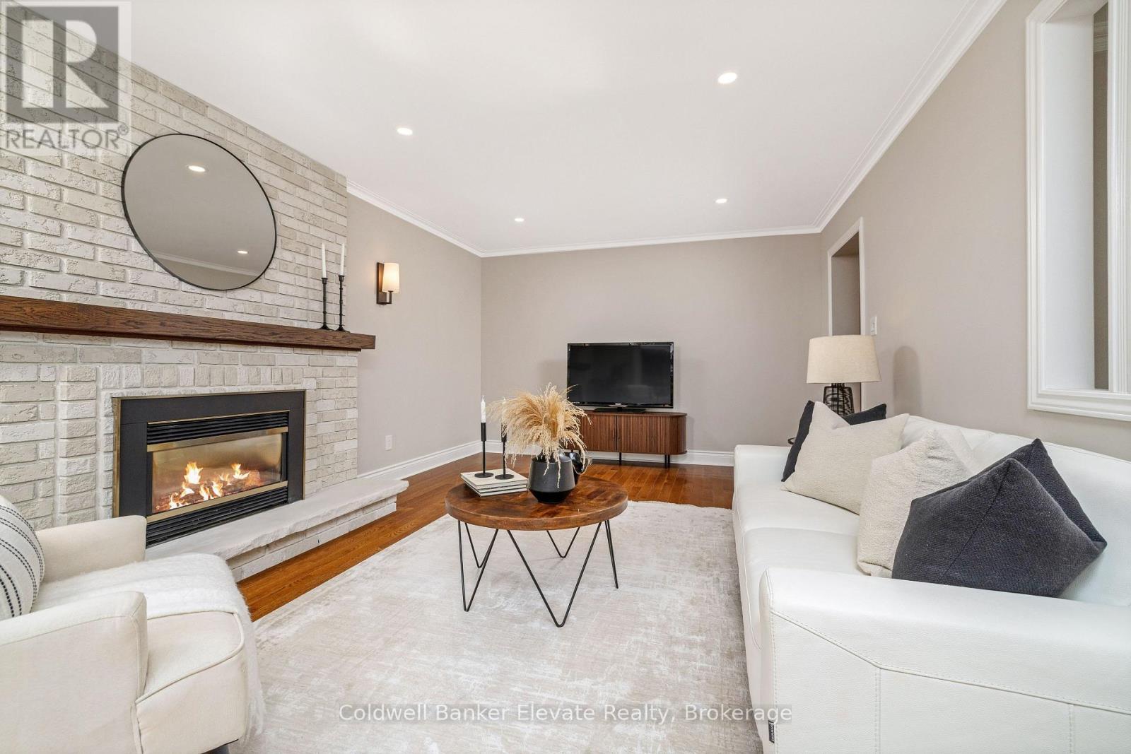 1677 Sherwood Forrest Circle, Mississauga, ON - Indoor Photo Showing Living Room With Fireplace