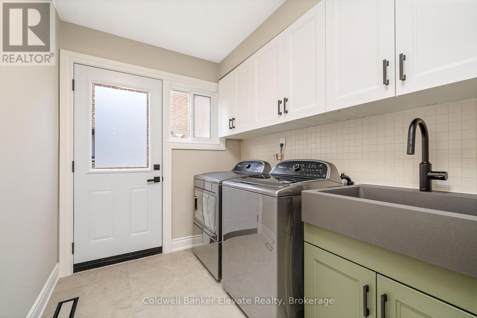 1677 Sherwood Forrest Circle, Mississauga, ON - Indoor Photo Showing Laundry Room