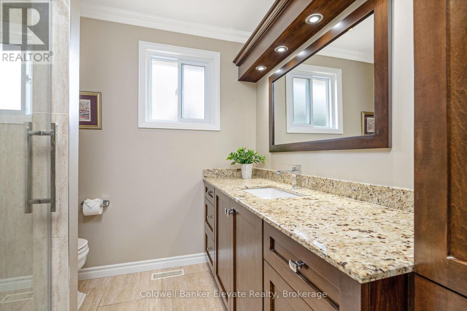 1677 Sherwood Forrest Circle, Mississauga, ON - Indoor Photo Showing Bathroom