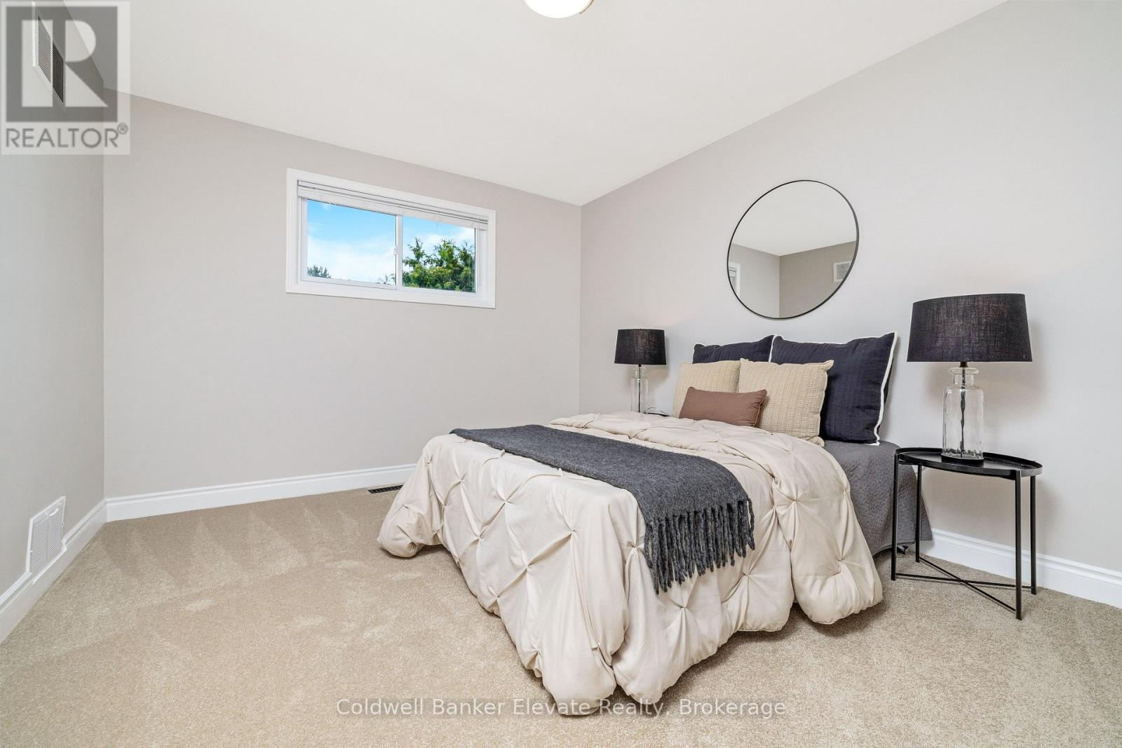 1677 Sherwood Forrest Circle, Mississauga, ON - Indoor Photo Showing Bedroom