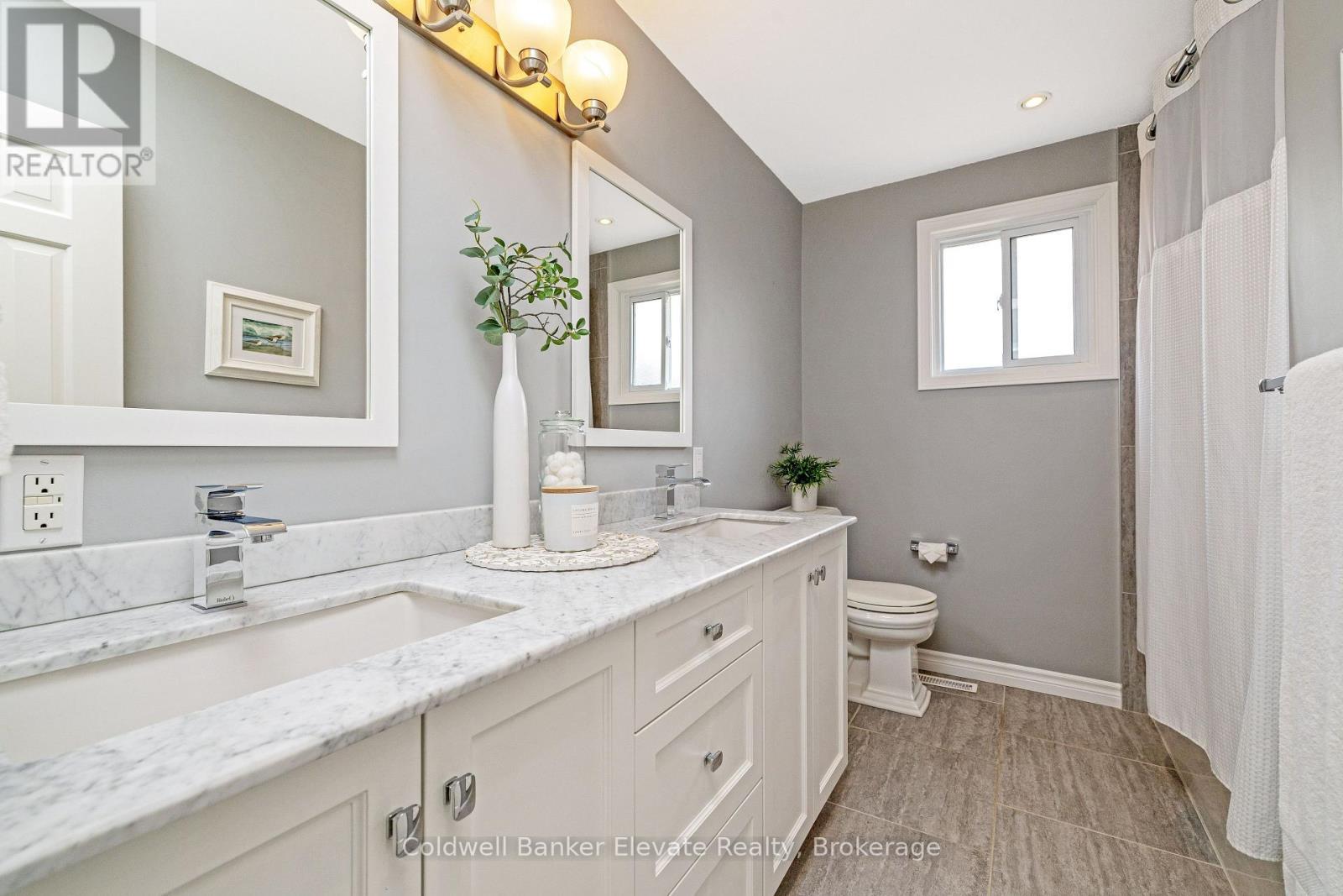 1677 Sherwood Forrest Circle, Mississauga, ON - Indoor Photo Showing Bathroom