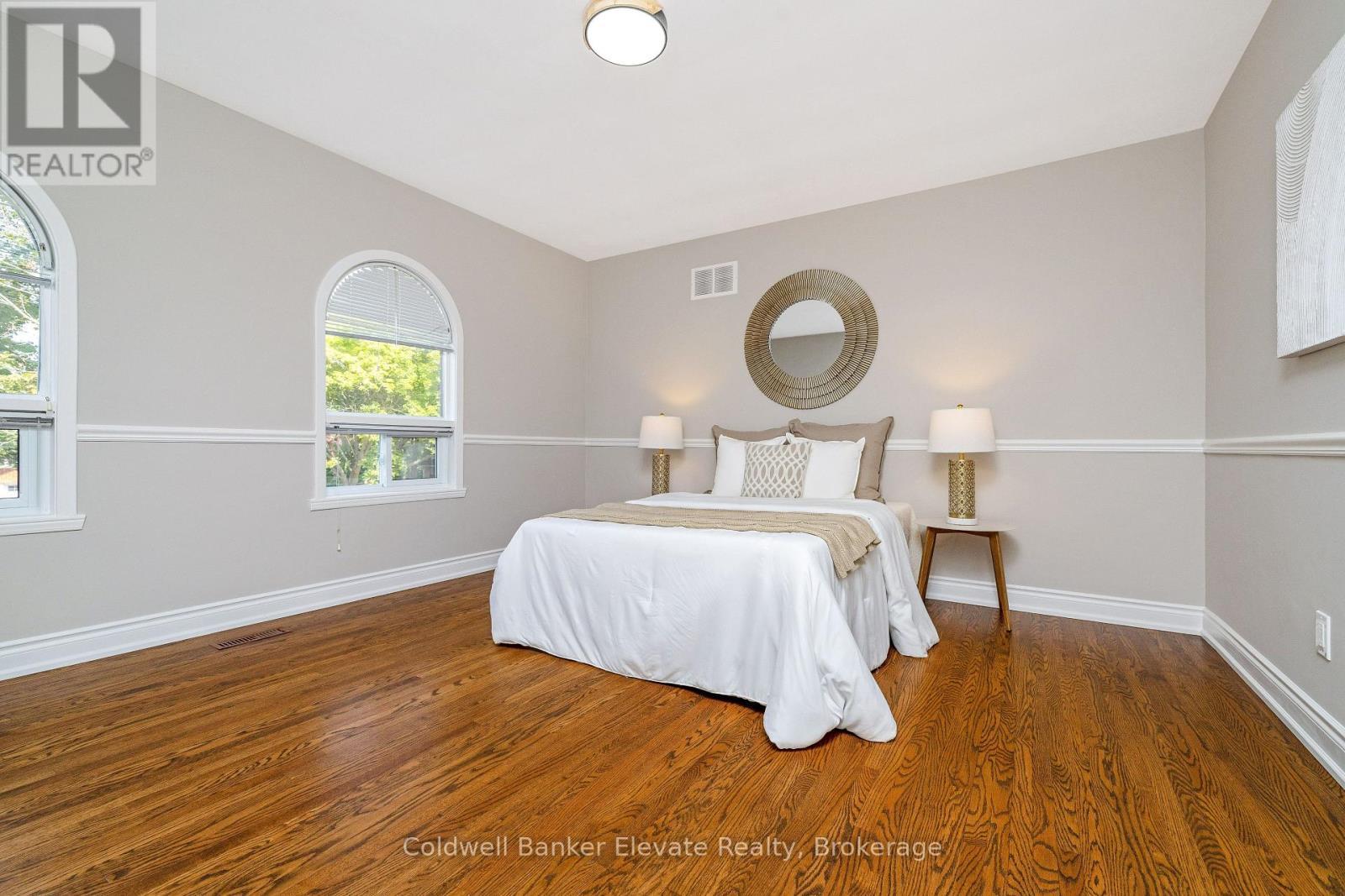 1677 Sherwood Forrest Circle, Mississauga, ON - Indoor Photo Showing Bedroom