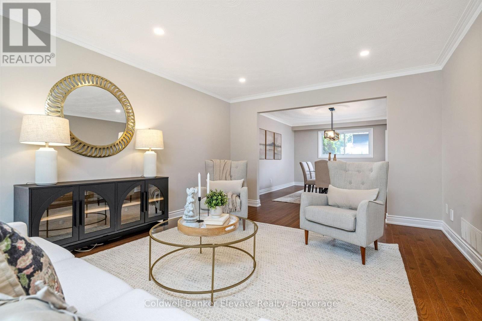 1677 Sherwood Forrest Circle, Mississauga, ON - Indoor Photo Showing Living Room
