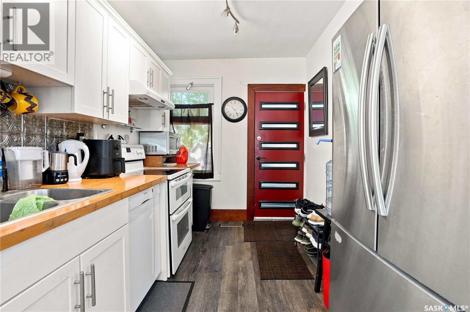 3324 College Avenue, Regina, SK - Indoor Photo Showing Kitchen With Double Sink