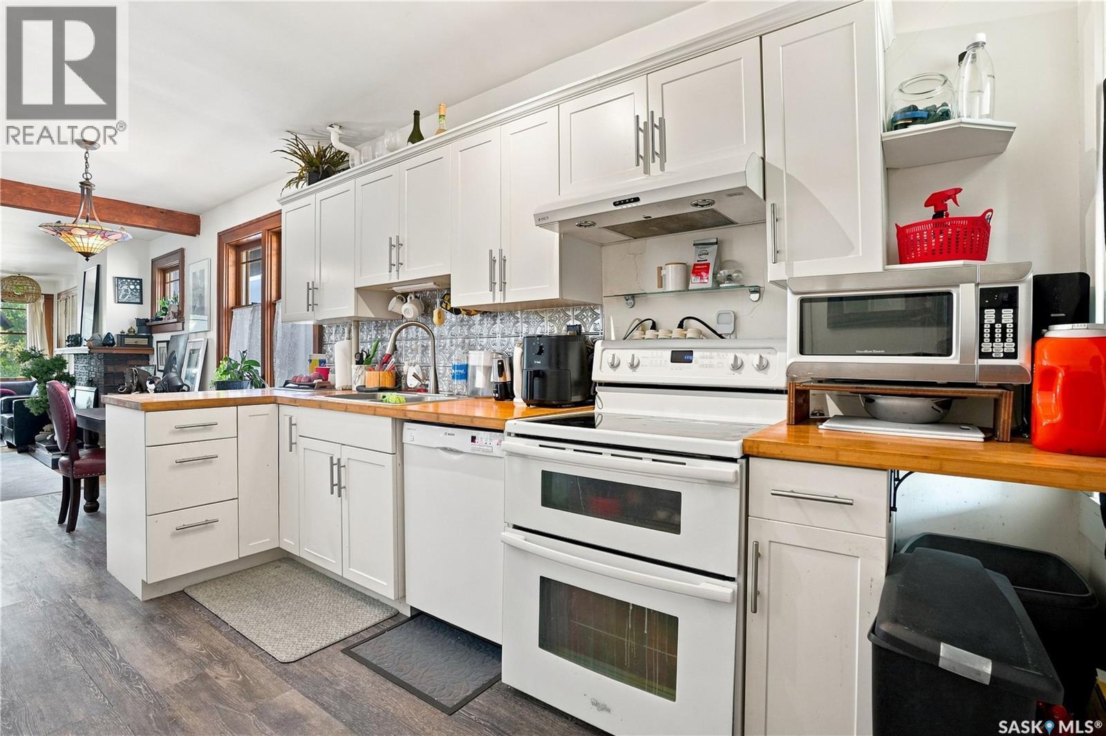 3324 College Avenue, Regina, SK - Indoor Photo Showing Kitchen