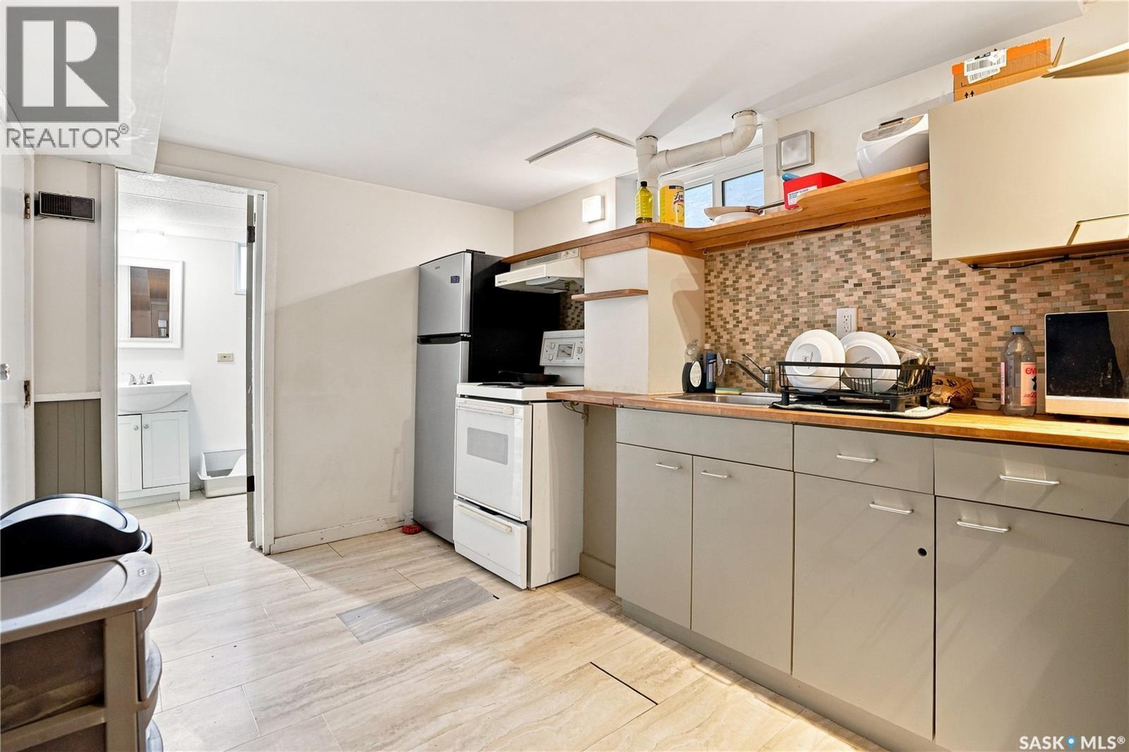 3324 College Avenue, Regina, SK - Indoor Photo Showing Kitchen