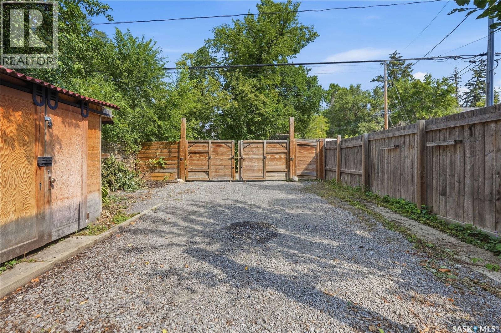 3324 College Avenue, Regina, SK - Outdoor