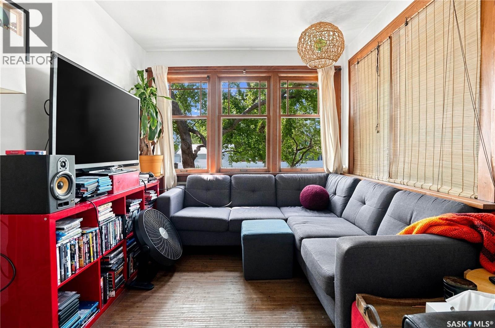 3324 College Avenue, Regina, SK - Indoor Photo Showing Living Room