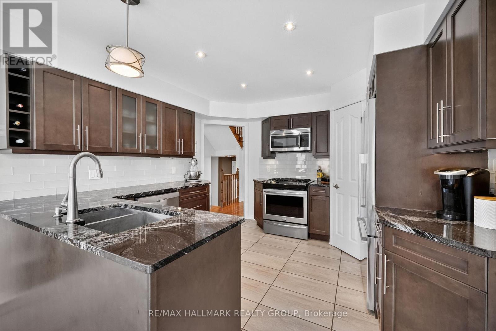 1091 Charest Way, Ottawa, ON - Indoor Photo Showing Kitchen With Stainless Steel Kitchen With Double Sink With Upgraded Kitchen