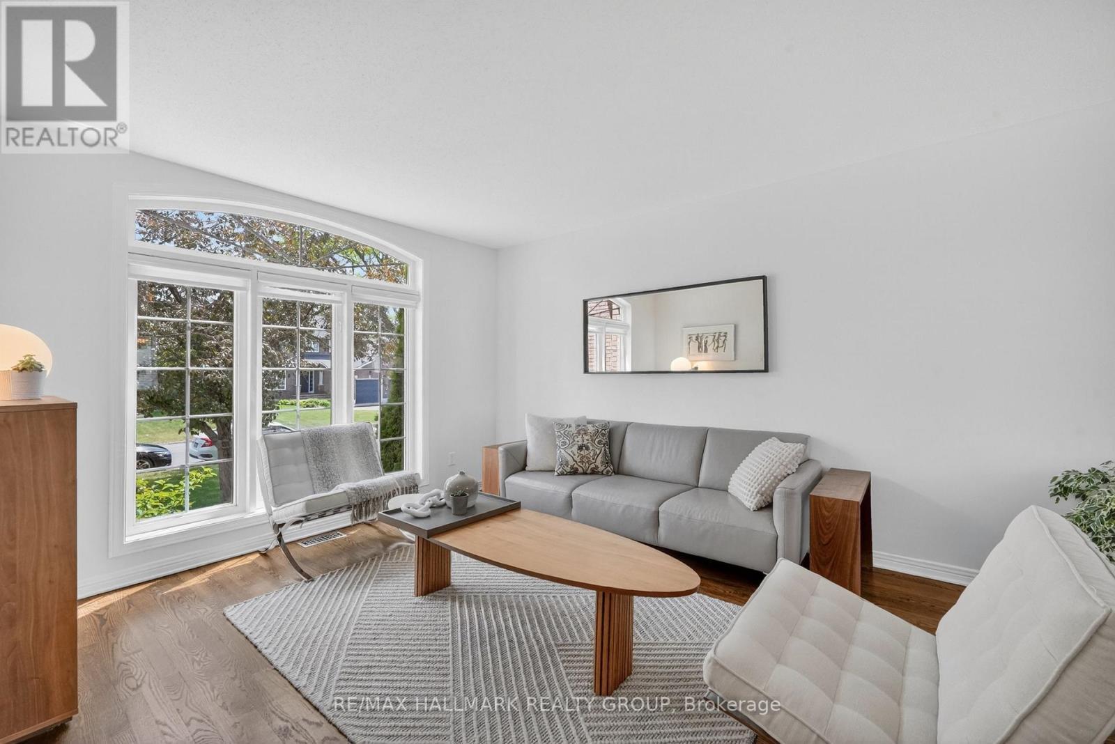 1091 Charest Way, Ottawa, ON - Indoor Photo Showing Living Room
