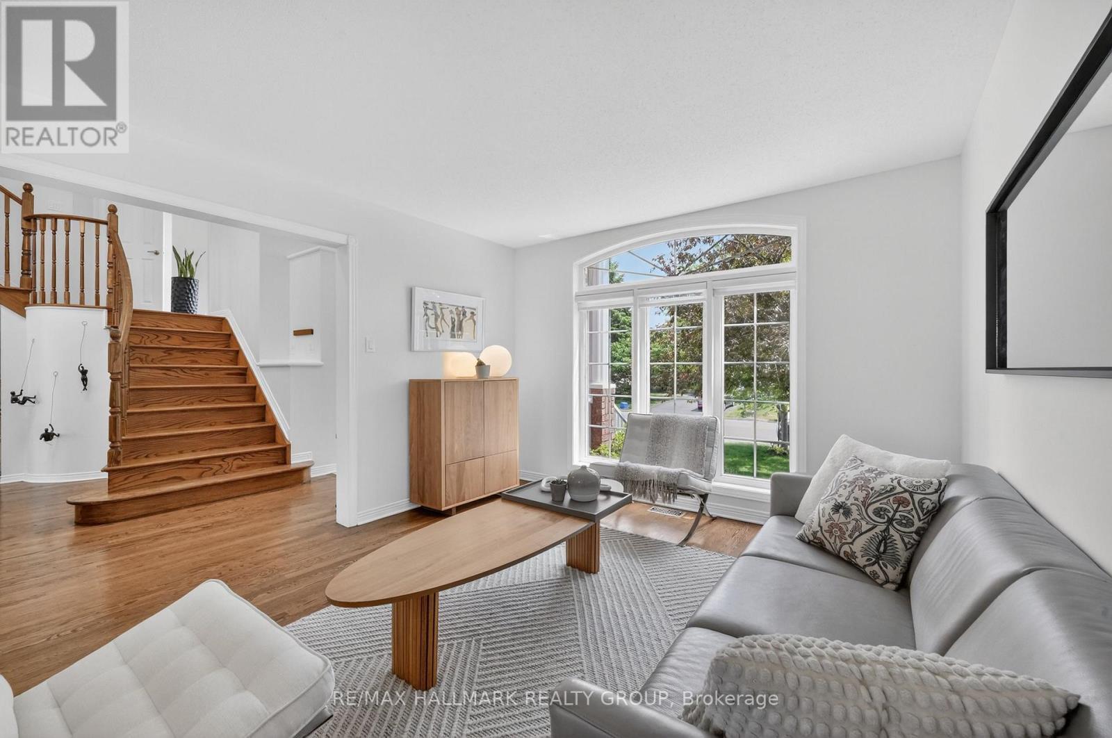 1091 Charest Way, Ottawa, ON - Indoor Photo Showing Living Room