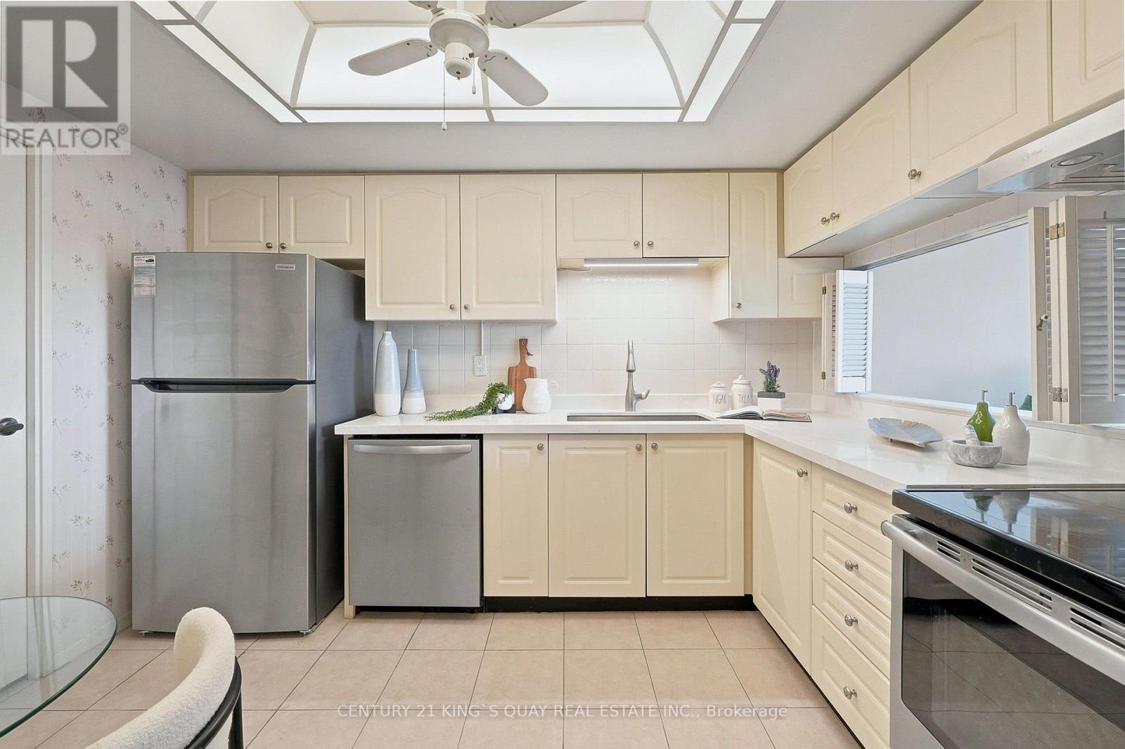1908 - 55 Skymark Drive, Toronto, ON - Indoor Photo Showing Kitchen
