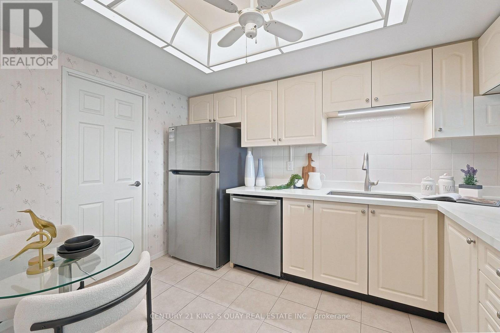 1908 - 55 Skymark Drive, Toronto, ON - Indoor Photo Showing Kitchen
