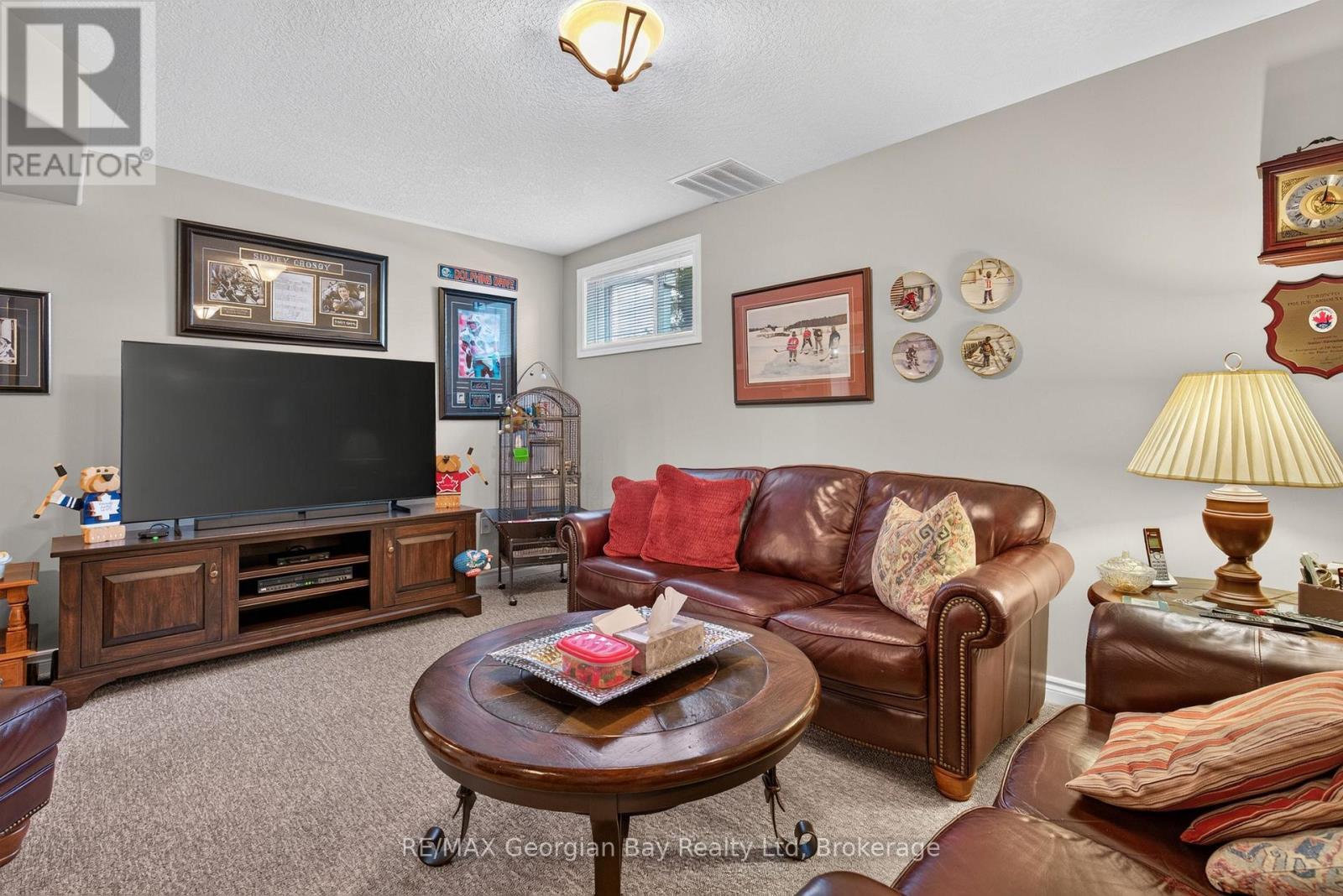 1339 Tiny Beaches Road N, Tiny, ON - Indoor Photo Showing Living Room