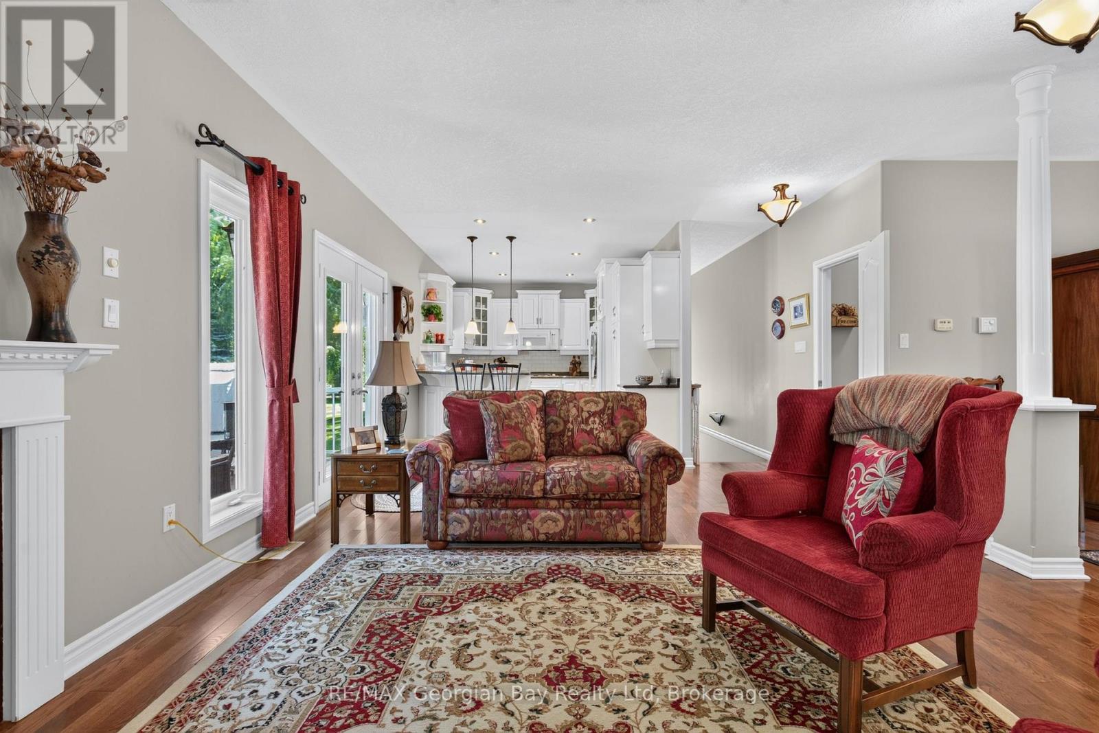 1339 Tiny Beaches Road N, Tiny, ON - Indoor Photo Showing Living Room