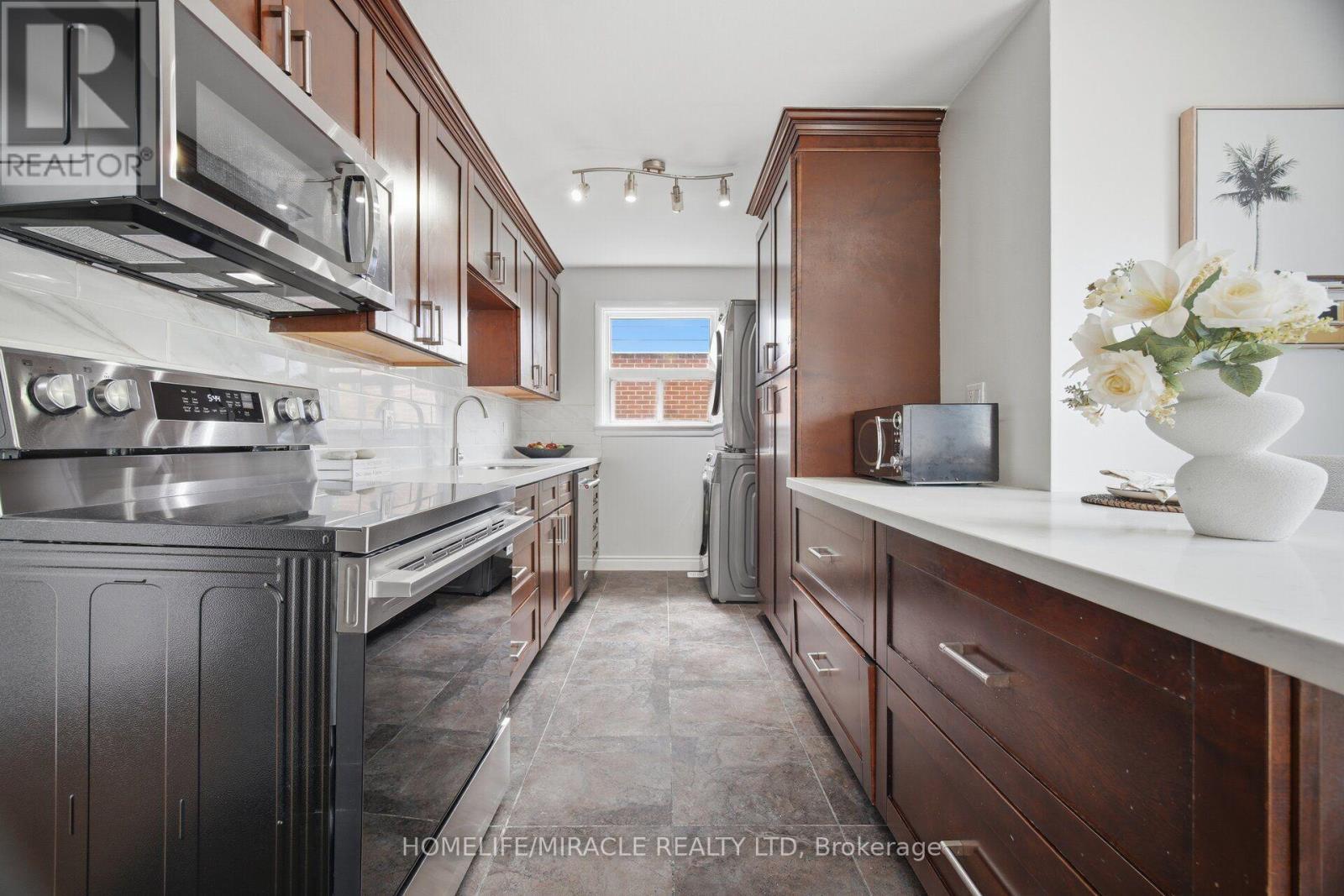199 Allen Street E, Waterloo, ON - Indoor Photo Showing Kitchen