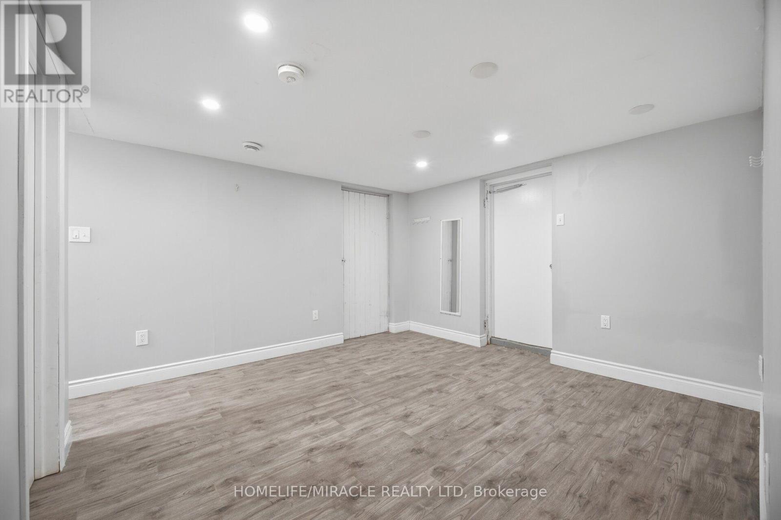 199 Allen Street E, Waterloo, ON - Indoor
