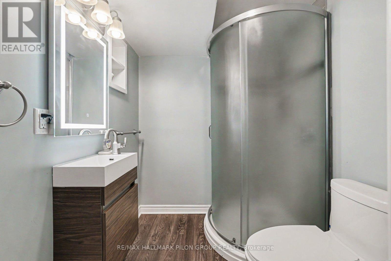 182 Twyford Street, Ottawa, ON - Indoor Photo Showing Bathroom