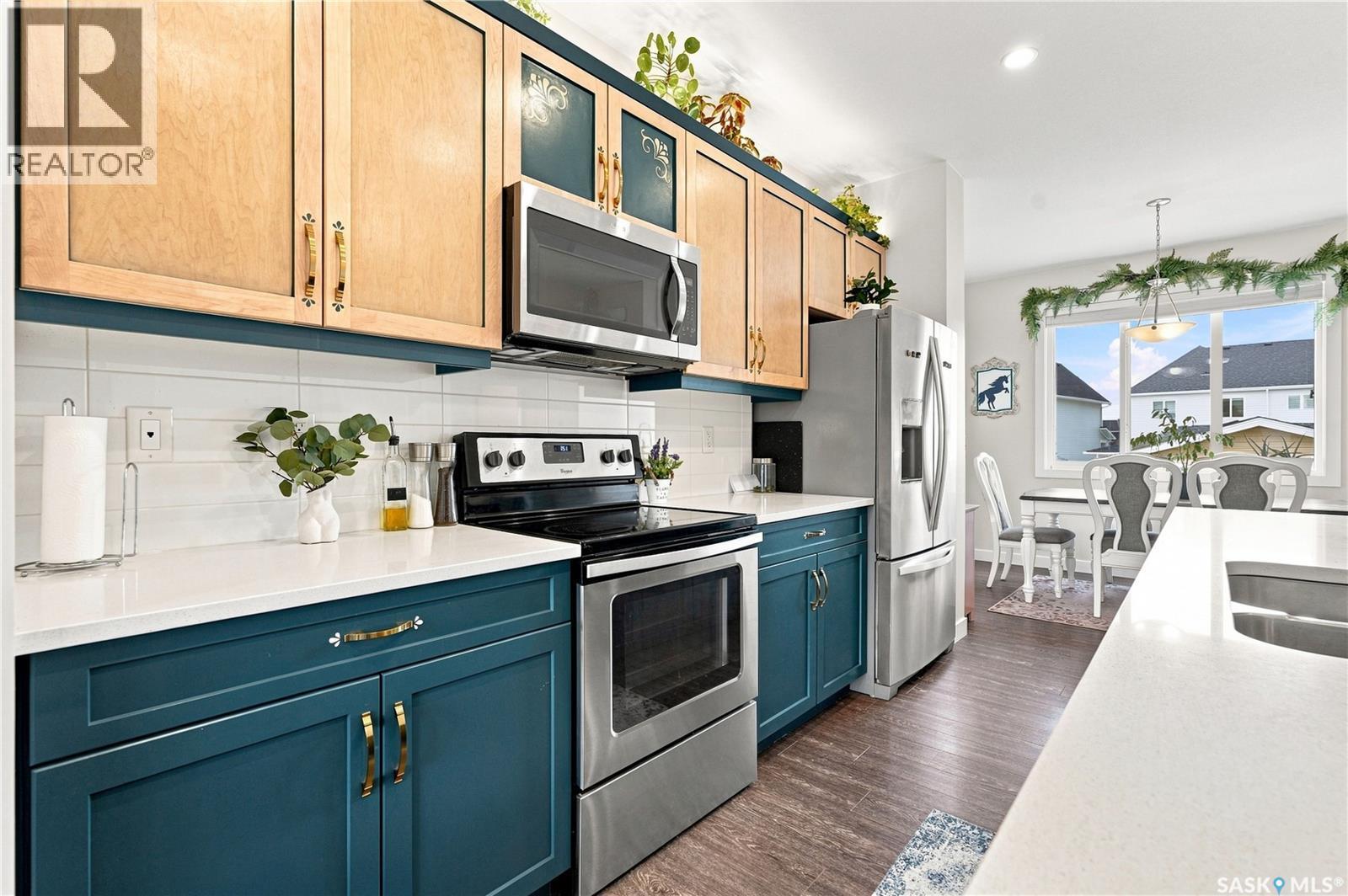 255 Newton Link, Saskatoon, SK - Indoor Photo Showing Kitchen With Upgraded Kitchen