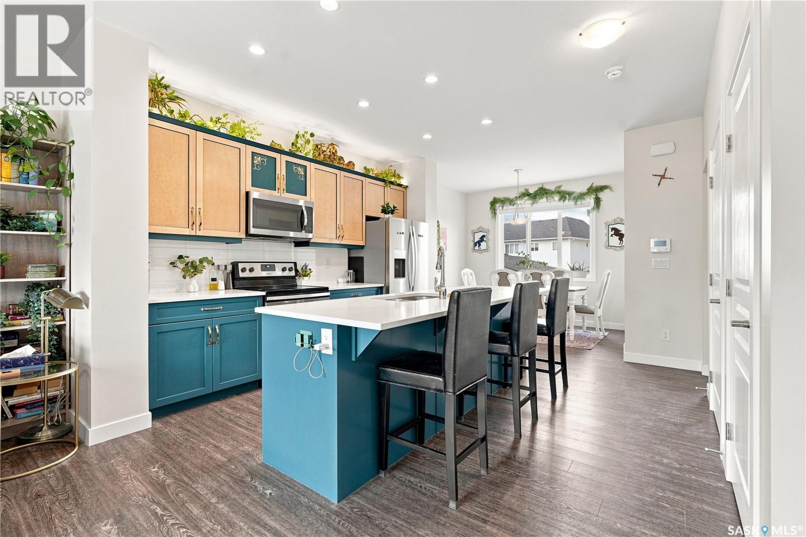 255 Newton Link, Saskatoon, SK - Indoor Photo Showing Kitchen With Upgraded Kitchen