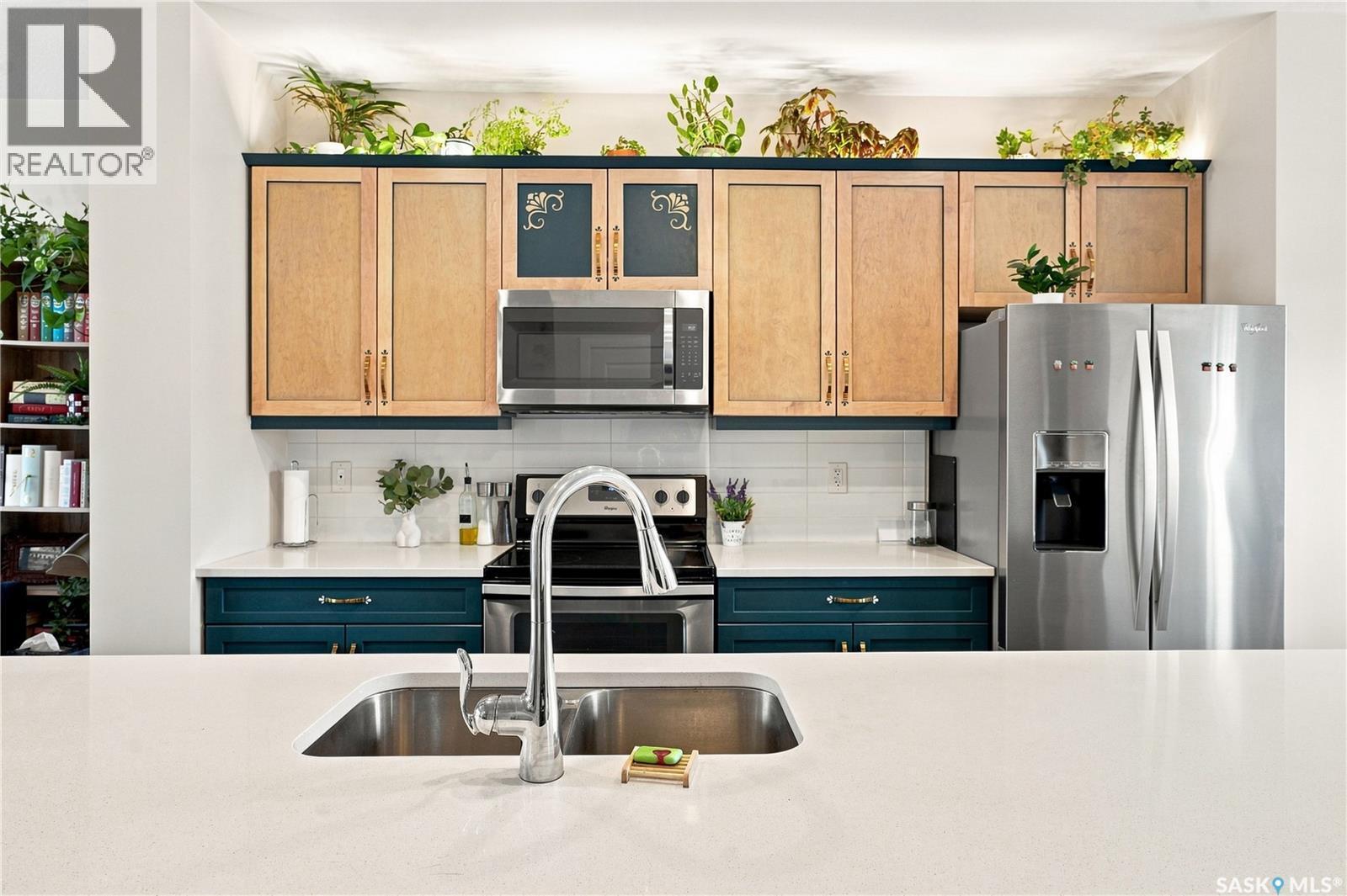 255 Newton Link, Saskatoon, SK - Indoor Photo Showing Kitchen With Double Sink