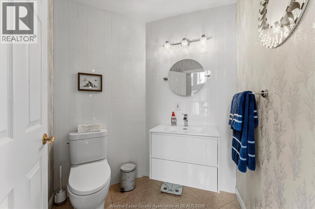 414 Chambers, Tecumseh, ON - Indoor Photo Showing Bathroom