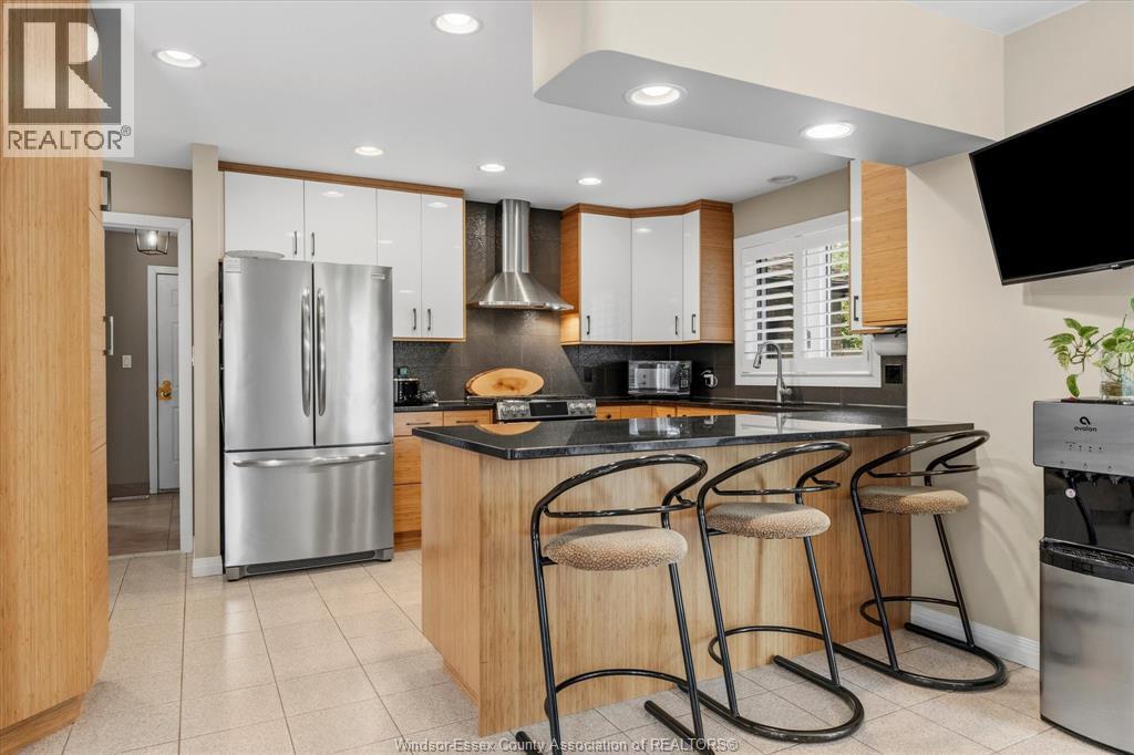 414 Chambers, Tecumseh, ON - Indoor Photo Showing Kitchen