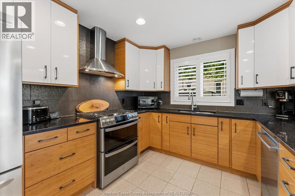 414 Chambers, Tecumseh, ON - Indoor Photo Showing Kitchen