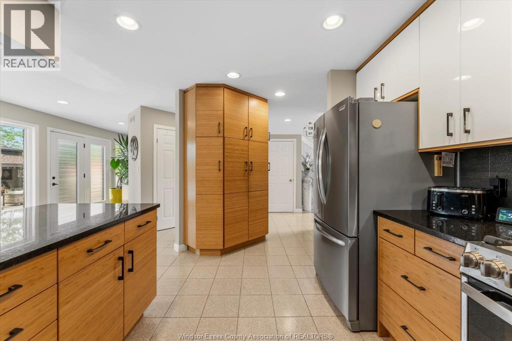 414 Chambers, Tecumseh, ON - Indoor Photo Showing Kitchen