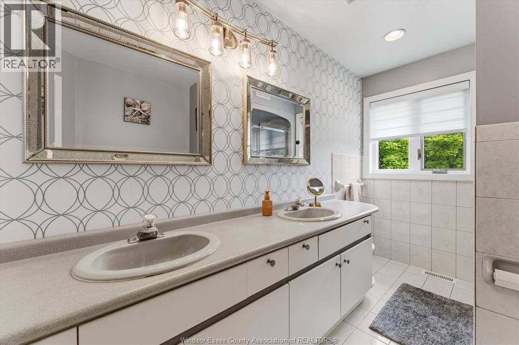 414 Chambers, Tecumseh, ON - Indoor Photo Showing Bathroom