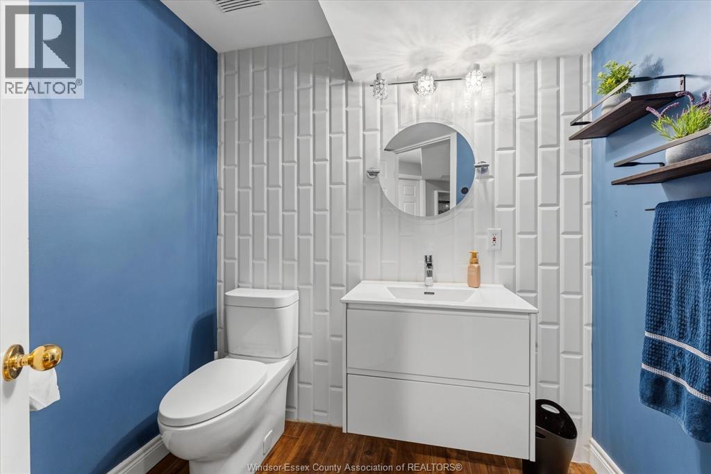 414 Chambers, Tecumseh, ON - Indoor Photo Showing Bathroom