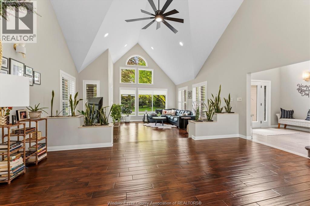 414 Chambers, Tecumseh, ON - Indoor Photo Showing Living Room