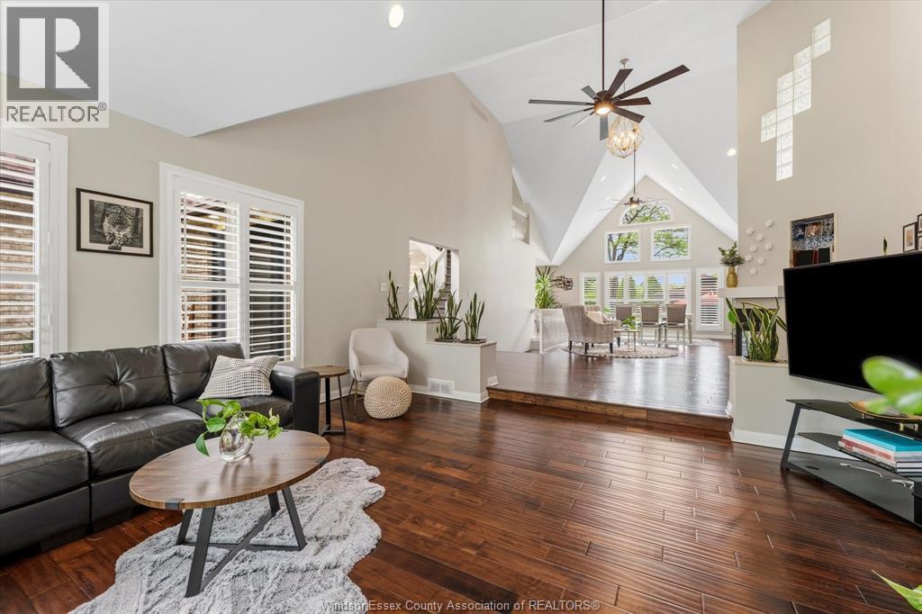 414 Chambers, Tecumseh, ON - Indoor Photo Showing Living Room