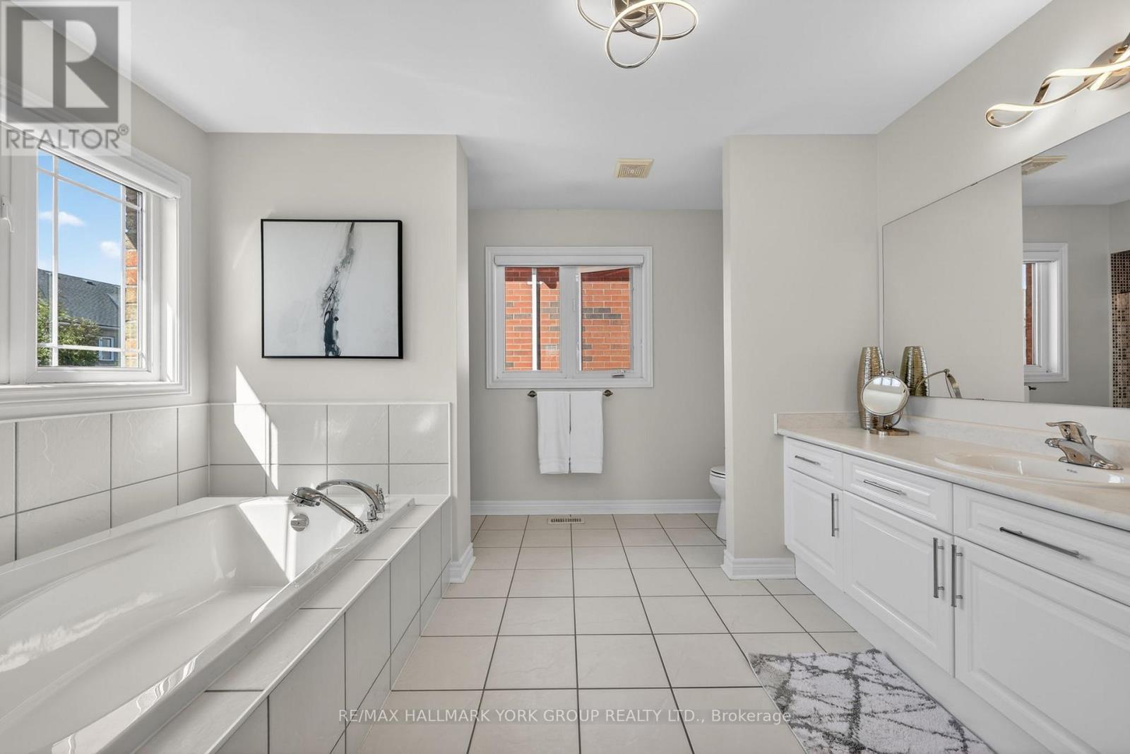 75 Mclarty Gate, Aurora, ON - Indoor Photo Showing Bathroom
