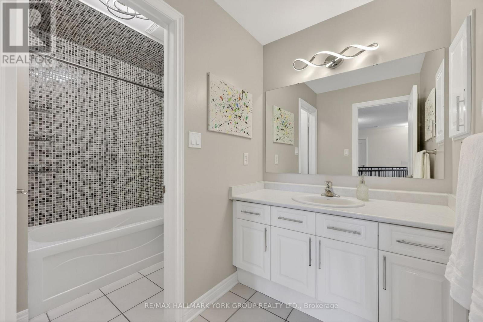 75 Mclarty Gate, Aurora, ON - Indoor Photo Showing Bathroom
