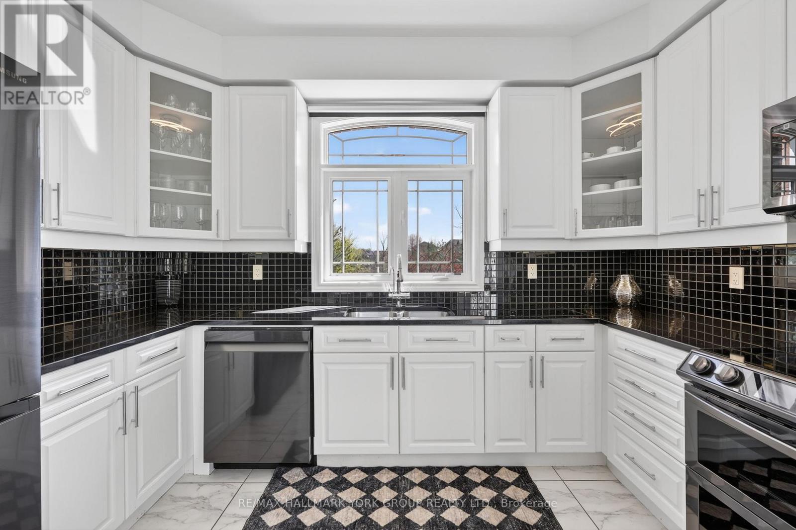 75 Mclarty Gate, Aurora, ON - Indoor Photo Showing Kitchen With Upgraded Kitchen