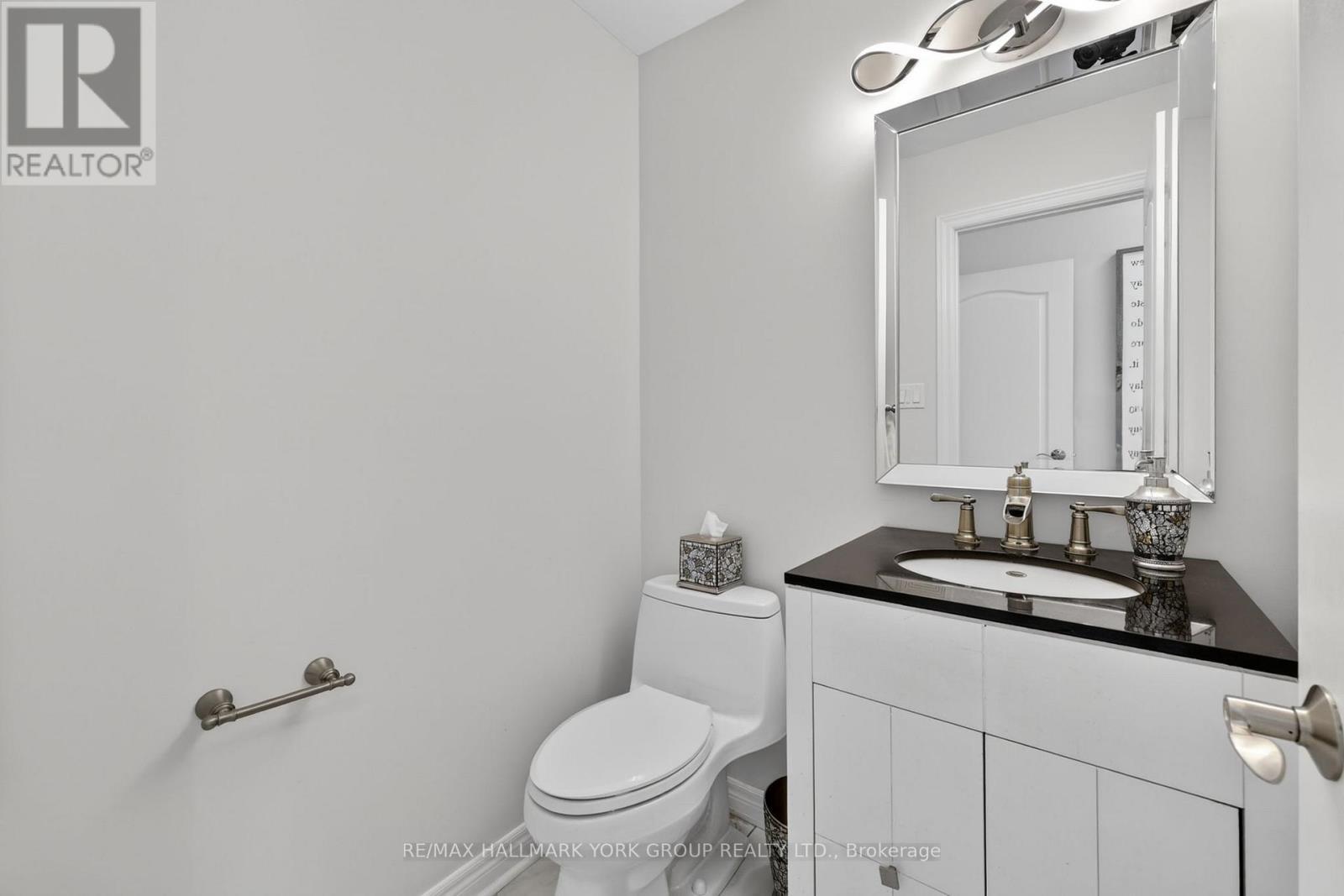 75 Mclarty Gate, Aurora, ON - Indoor Photo Showing Bathroom
