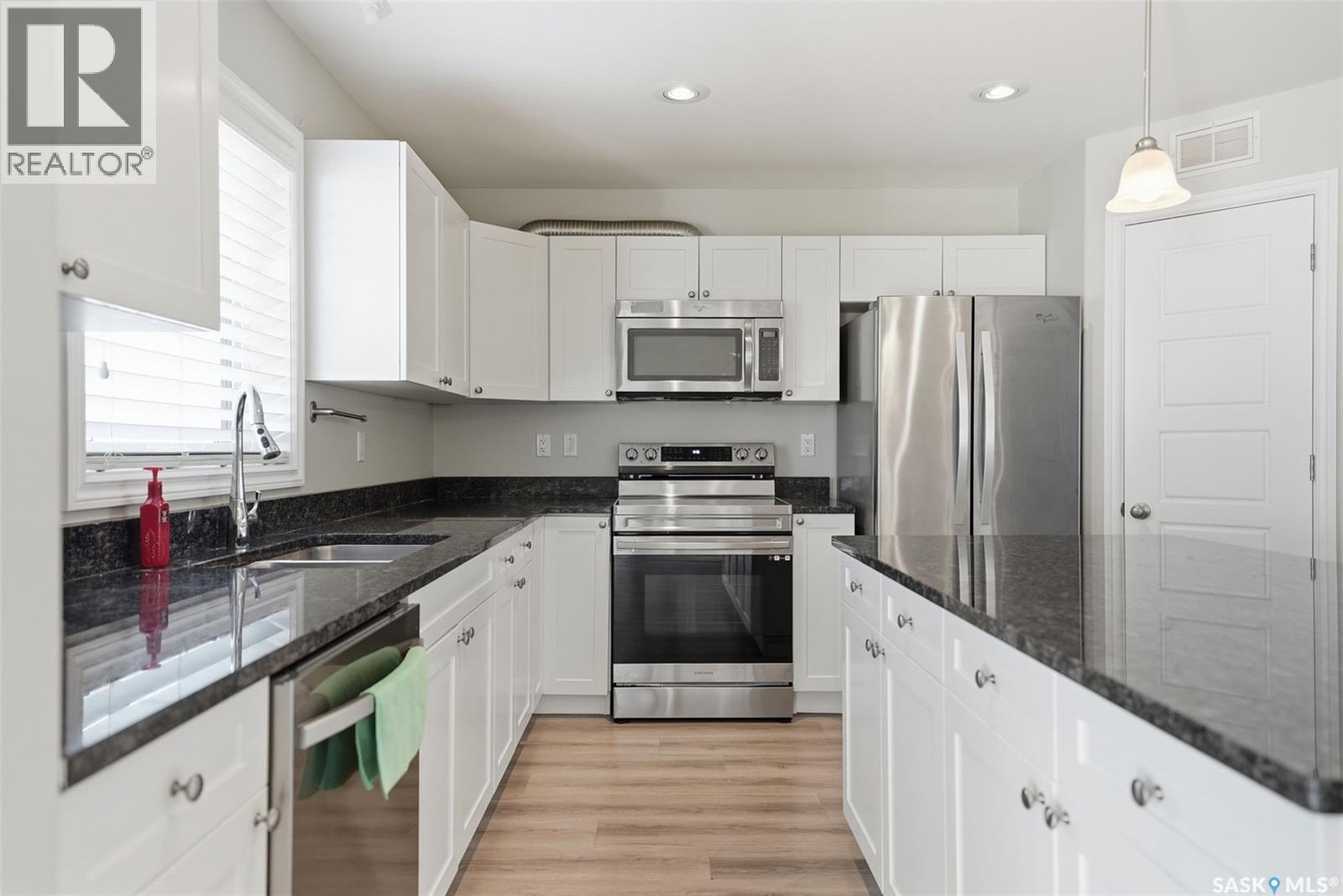 351 Palliser Way, Saskatoon, SK - Indoor Photo Showing Kitchen With Double Sink With Upgraded Kitchen
