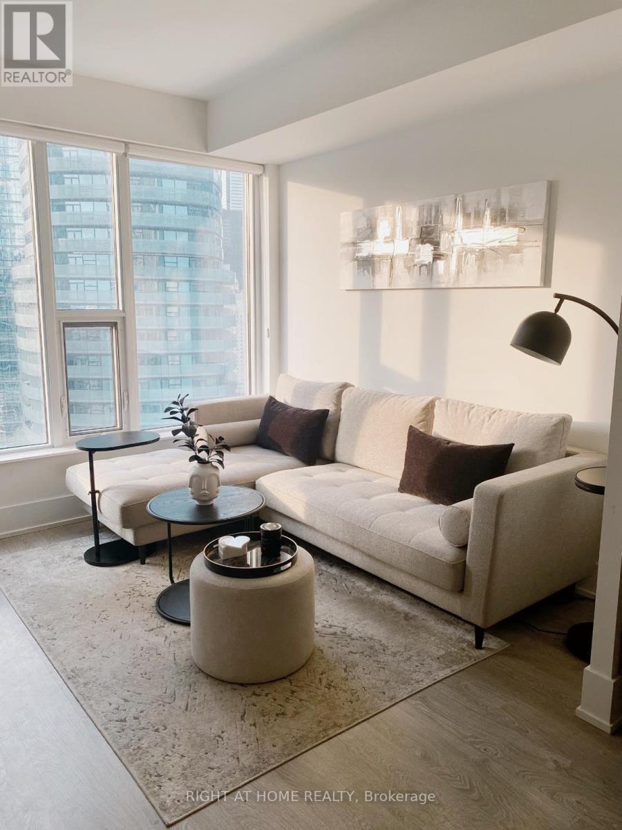 3213 - 10 York Street, Toronto, ON - Indoor Photo Showing Living Room