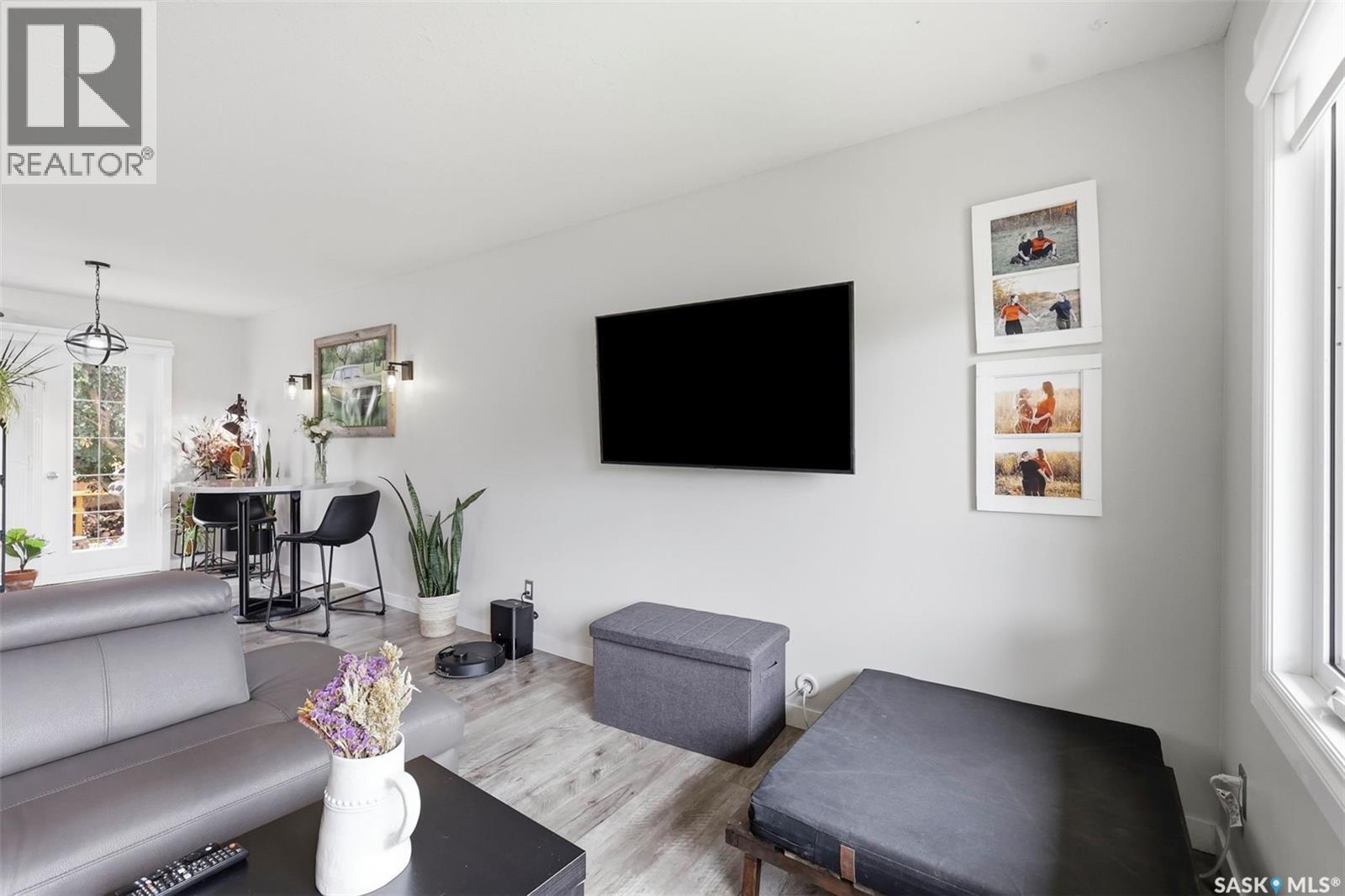 151 Makaroff Road, Saskatoon, SK - Indoor Photo Showing Living Room