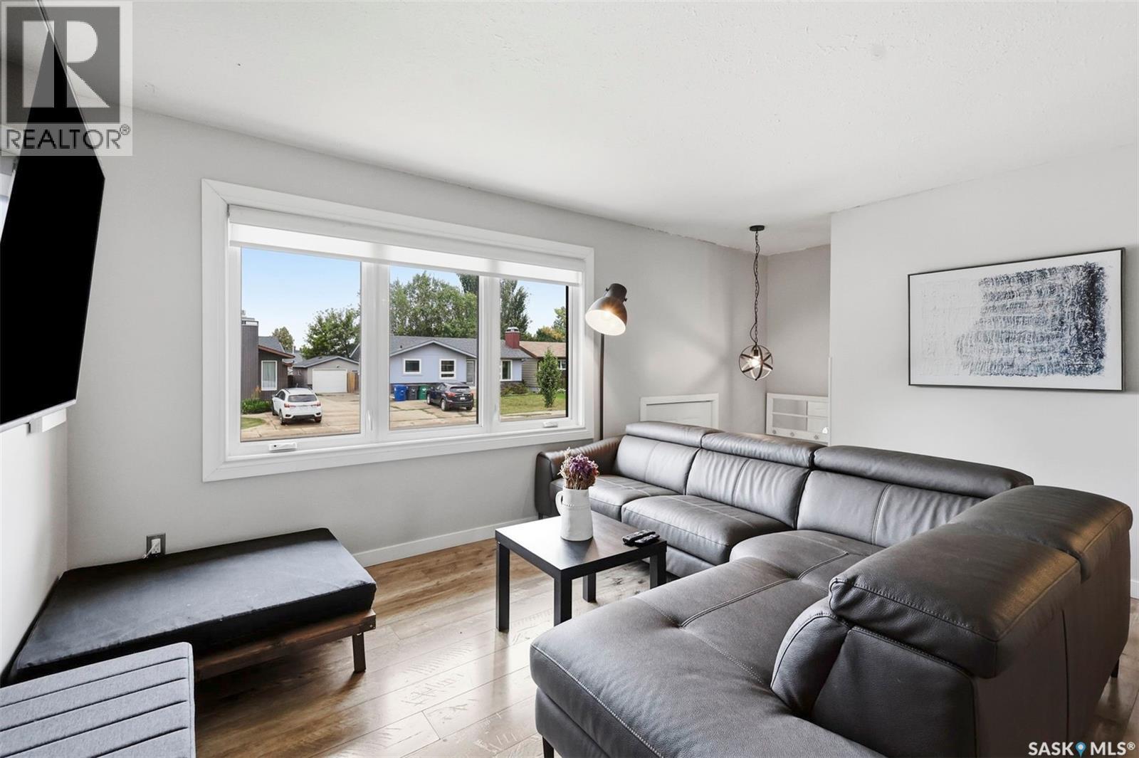 151 Makaroff Road, Saskatoon, SK - Indoor Photo Showing Living Room