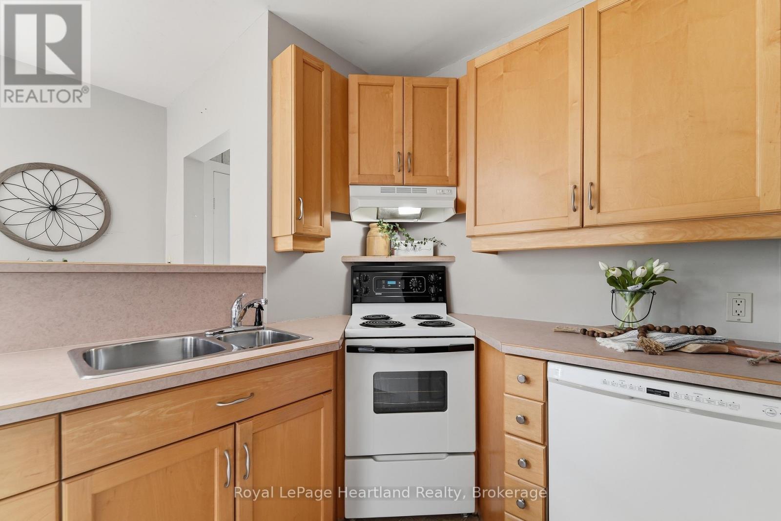128 Britannia Road W, Goderich (Goderich (Town)), ON - Indoor Photo Showing Kitchen With Double Sink