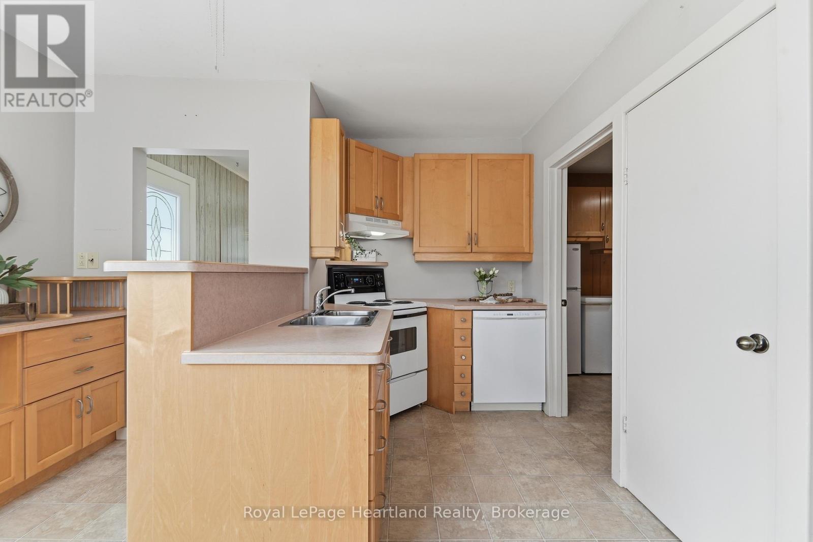128 Britannia Road W, Goderich (Goderich (Town)), ON - Indoor Photo Showing Kitchen