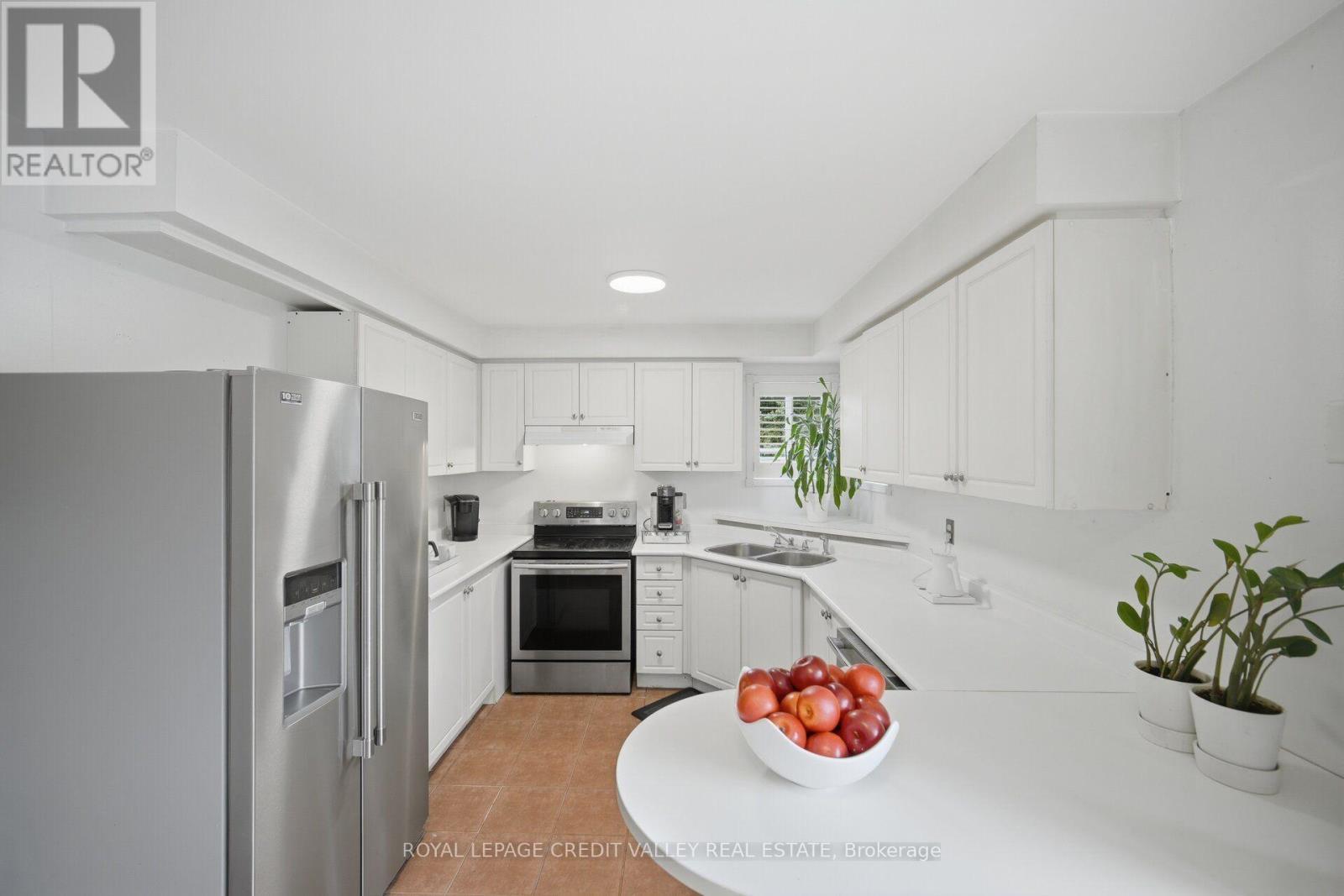 43 Flemington Drive E, Caledon, ON - Indoor Photo Showing Kitchen With Double Sink