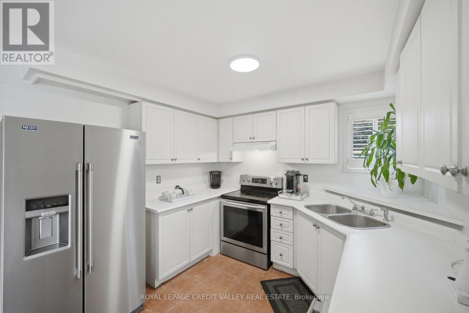 43 Flemington Drive E, Caledon, ON - Indoor Photo Showing Kitchen With Double Sink