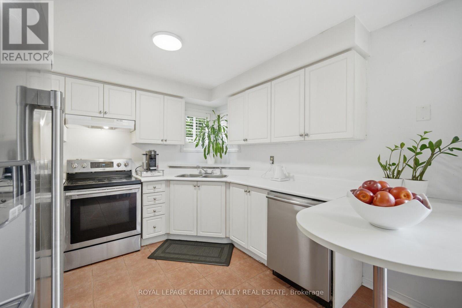 43 Flemington Drive E, Caledon, ON - Indoor Photo Showing Kitchen With Double Sink