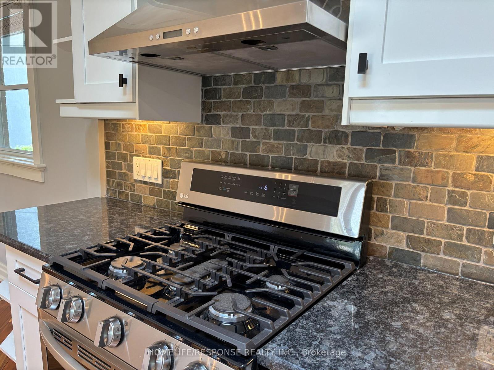 5452 Croydon Road, Burlington, ON - Indoor Photo Showing Kitchen With Upgraded Kitchen