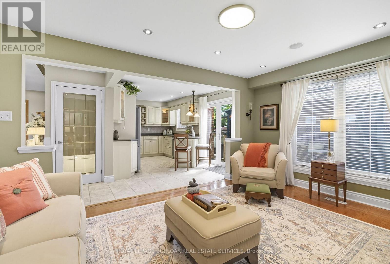 1580 Woodeden Drive, Mississauga, ON - Indoor Photo Showing Living Room